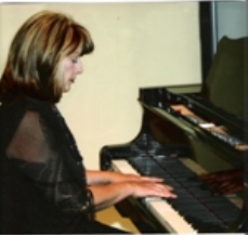 Pamela Weng picture at piano